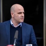 Kovaçevski se vret mendjen për debatin, lexon librin”Peacemakers”