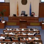 Në rrjetet sociale nxirren numrat e telefonave të deputetëve të partive në pushtet (VIDEO)