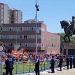 Vezë dhe letra higjienike në drejtim të Kuvendit, shpërthejnë revoltat në Maqedoni pas votimit të propozimit francez (VIDEO)
