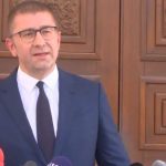 Mickoski ka tri dilema: Me Von der Lajen “debatoi” me dokumente dhe fotografi historike