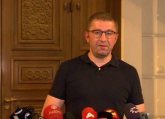 Mickoski: Ekspertët duhet të thonë nëse duhet ndryshuar Kushtetuta për të filluar negociatat