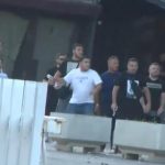 Policia pengoi një incident më të madh ndëretnik tek Mavrovasja, kërcënim me pistoletë drejt protestuesve (VIDEO)