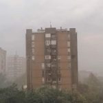 Stuhia e madhe dëmton çatinë e një ndërtese në Shkup (VIDEO)
