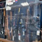 New York-u ndalon armët në shumë vende publike
