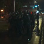 Situata vijon të mbetet kaotike para Kuvendit, policia tenton të shpërndajë protestuesit