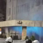 Dy policë të lënduar, prona të dëmtuara: Detajet nga protesta e mbrëmshme