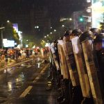 Pamje nga protesta: Polici vrapon dhe arreston njerëz në moshë (VIDEO)