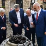 Rama, Kovaçevski dhe Ahmeti asnjë fjalë për Masakrën e Srebrenicës, u solidarizuan me Vuçiqin