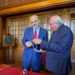 Rama merr dhuratë për ditëlindje nga zëvendës Presidenti i Gjykatës së Hagës (VIDEO)