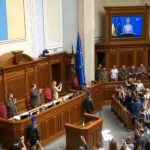 Publikohet video që po shpërndahet me shpejtësi, shihni si pritet flamuri i BE-së në parlamentin e Ukrainës