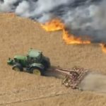 Fermeri hero në Angli: I doli zjarrit përpara me traktor, pengoi përhapjen (FOTO)