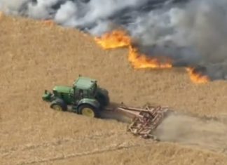 Fermeri hero në Angli: I doli zjarrit përpara me traktor, pengoi përhapjen (FOTO)