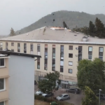 Një erë e stuhishme goditi Slloveninë, ndërtesës i “fluturon” çatia në Lubjanë (VIDEO)
