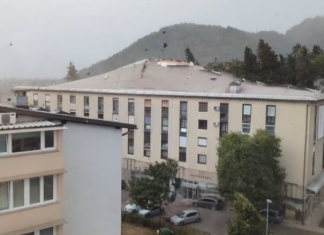 Një erë e stuhishme goditi Slloveninë, ndërtesës i “fluturon” çatia në Lubjanë (VIDEO)