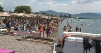 Info Shqip: Struga është përplot me turistë, lëvdata ka për çmimet