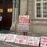 Aktivistë çekë protestojnë para ambasadës serbe në Pragë: Kosova nuk është Serbi