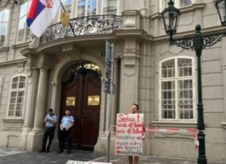 “Kosova nuk është Serbi”, aktivistët çekë protestojnë para ambasadës serbe
