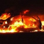 Dibranja hedh bombulën e gazit të ndezur nga ballkoni duke i vënë flakën dy makinave të parkuara
