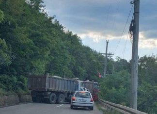 Serbët nuk largojnë barrikadat në veri të Kosovës, pikat kufitare Jarinje dhe Bërnjak vazhdojnë të jenë të bllokuara! Çfarë pritet të ndodhë
