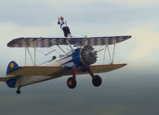 93-vjeçarja që për bamirësi fluturon mbi krahët e avionit (VIDEO)