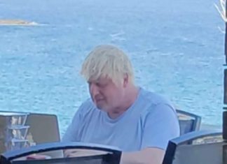 Mes reagimeve në Britaninë e Madhe, Boris Johnson shijon pushimet në Greqi