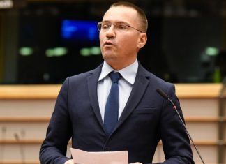 “Nëse Serbia prek Kosovën do të digjet. Vuçiçi po luan me zjarrin”, paralajmëron deputeti i PE