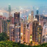Hong Kong-u në “mëshirë të fatit”, braktiset nga mijëra persona