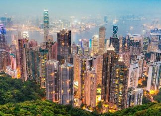 Hong Kong-u në “mëshirë të fatit”, braktiset nga mijëra persona