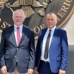 Shaip Kamberi në Ambasadën Amerikane në Beograd, ia tregon Hillit kërkesat e shqiptarëve