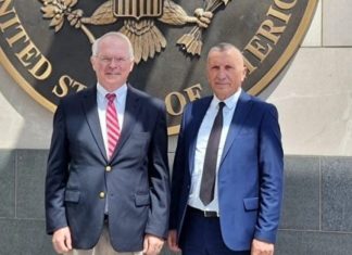 Shaip Kamberi në Ambasadën Amerikane në Beograd, ia tregon Hillit kërkesat e shqiptarëve