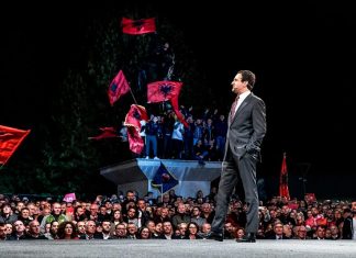 A do të bëjë luftë Kurti? Më 1 shtator fillon aplikimi i vendimit për targat dhe dokumentet serbe