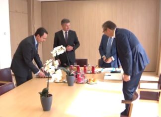 Kurti e Vuçiç nuk përshëndeten dhe nuk shihen në sy (VIDEO)