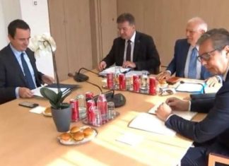 Kurti e Vuçiqi priten me hamburgerë dhe Coca-Cola në Bruksel