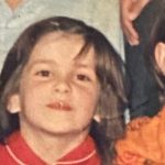 Me flokë prejse dhe triko të kuqe, ja si është dukur e vogël këngëtarja e njohur