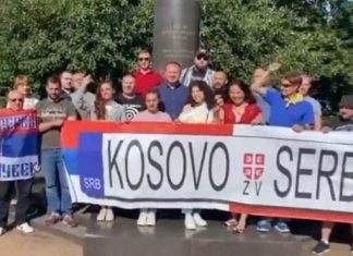 Me pankartën e targave ilegale, në Rusi brohorasin “Kosova është zemra e Serbisë”