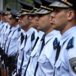 Deputeti në Maqedoninë e Veriut e bën djalin polic (FOTO)