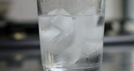 Info Shqip: Pse nuk duhet të pini ujë të ftohtë edhe pse është nxehtë
