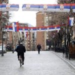 Mitrovica e Veriut zgjohet me pankarta dhe bilborde për Asociacionin e Komunave Serbe (VIDEO)