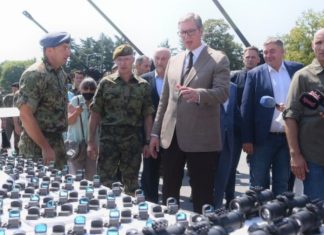 Dyfytyrësia e Vuçiçit, krenohet me armët dhe thotë se do të shkojë për paqe në Bruksel