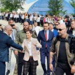 Bërnabiç mbërrin në veri të Kosovës, serbët e presin me pankarta