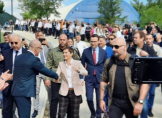 Bërnabiç mbërrin në veri të Kosovës, serbët e presin me pankarta