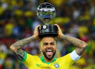 Dani Alves: Do të luaj deri në 50 vjeç nëse Messi më mposht me trofe