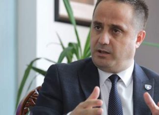 Driton Selmanaj shihet në darkë me personin që dyshohet se planifikoi atentatin ndaj Kurtit, ky është sqarimi deputetit