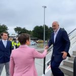 Rama mbërrin në Beograd, pritet nga kryeministrja serbe Ana Brnabić (VIDEO)