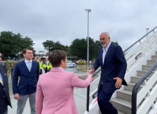 Rama mbërrin në Beograd, pritet nga kryeministrja serbe Ana Brnabić (VIDEO)