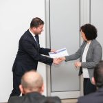 Drejtori i AZGJ Ylber Sela ndan çertifikatat për gjeneratën e dytë të pjesëmarrësve në trajnimin për përkthyes dhe lektorë