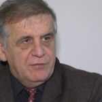 Kryeministrja serbe viziton Mitrovicën, mbulon simbolet kombëtare të targave, Spahiu: Hap i rëndësishëm i Serbisë drejt Kosovës