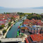 Partitë maqedone në Strugë kundër pllakës përkujtimore për mikpritjen e vëllezërve kosovarë më 1999
