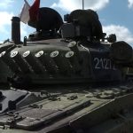 Ushtarët rus në panik duke ikur me tank, përplasen me një pemë
