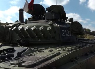 Ushtarët rus në panik duke ikur me tank, përplasen me një pemë